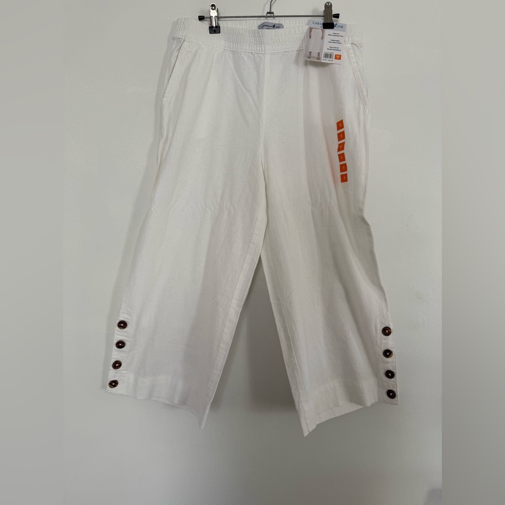 Stylish White Cropped Pants with Button Detail.